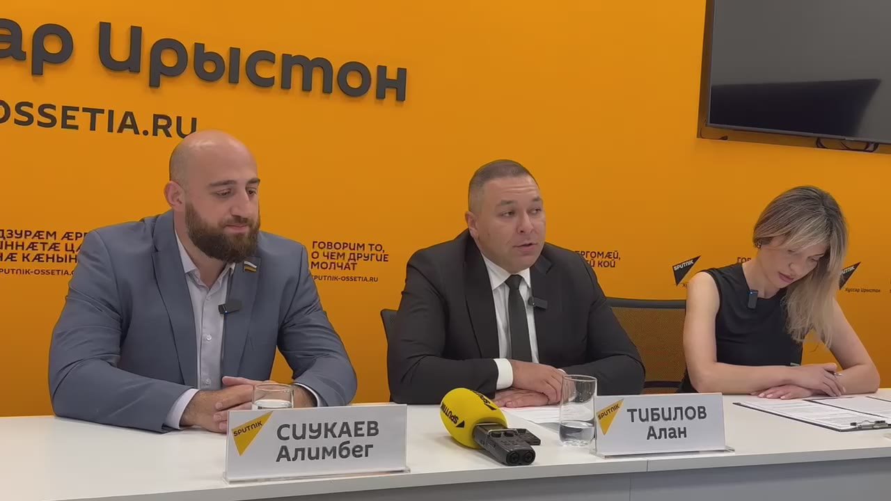 В Цхинвале проходит пресс-конференция представителей южноосетинской делегации по итогам участия в Летней школе Дирекции Всемирного фестиваля молодежи (ДВФМ), прошедшей в образовательном центре «Сенеж»