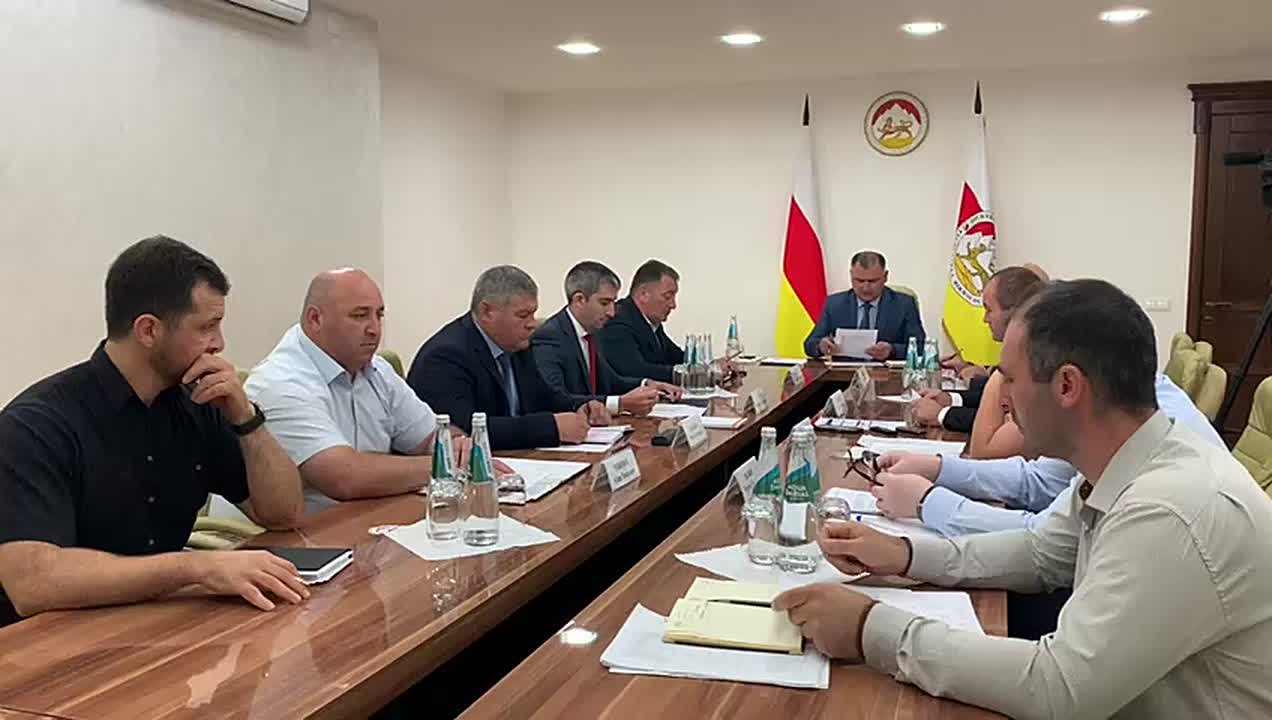 В Цхинвале проходит встреча президента Южной Осетии с главами районов и города