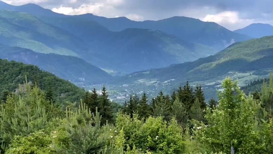 Доброе утро, Осетия!. Вторник, 5 августа, жара продолжается, днем воздух прогреется до +34 °C, ночью — около +17 °C. Желаем вам хорошего дня! Следите за важными событиями в наших социальных сетях: Facebook