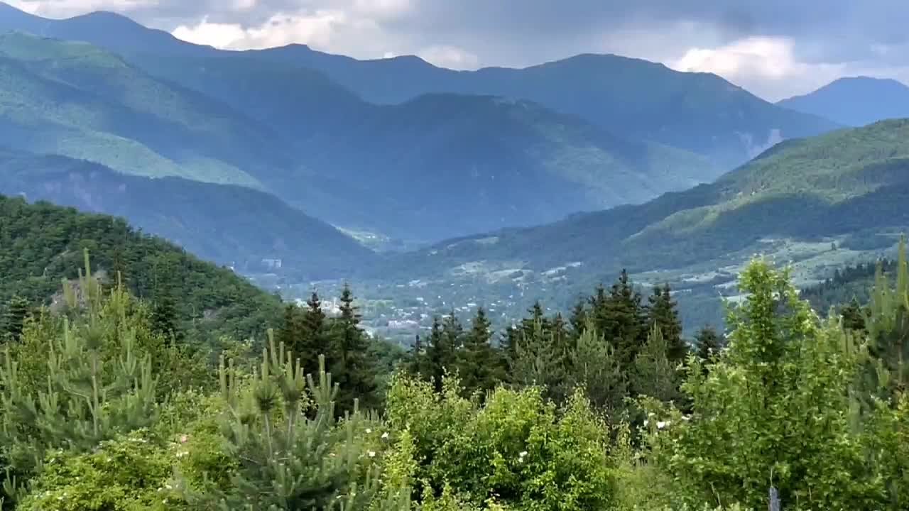 Доброе утро, Осетия!. Вторник, 5 августа, жара продолжается, днем воздух прогреется до +34 °C, ночью — около +17 °C. Желаем вам хорошего дня! Следите за важными событиями в наших социальных сетях: Facebook