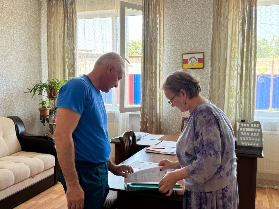Под наблюдением сотрудников отдела гражданской обороны и защиты населения МЧС Южной Осетии в дошкольном образовательном учреждении №10 г. Цхинвал состоялось плановое тренировочное занятие по сценарию «Эвакуация воспитанников..