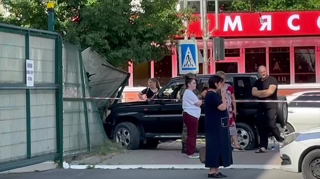 Автомобиль врезался в ворота швейной фабрики БТК-4 в Цхинвале