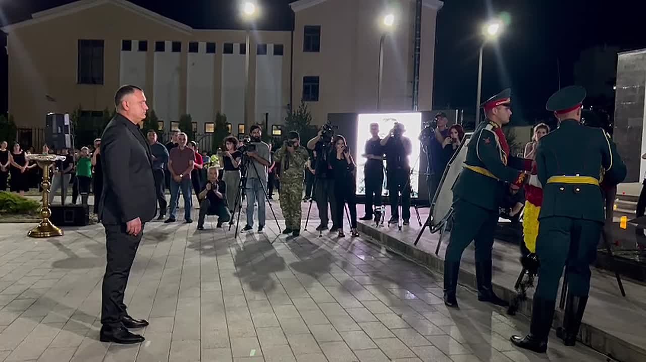 В Цхинвале у мемориального комплекса "Защитникам Южной Осетии" началась церемония возложения цветов и венков