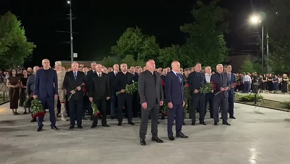 В Цхинвале проходит торжественно-траурная церемония у мемориального комплекса «Защитникам Южной Осетии»