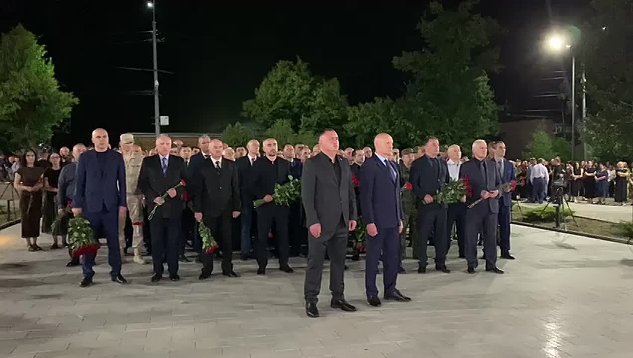 В Цхинвале проходит торжественно-траурная церемония у мемориального комплекса «Защитникам Южной Осетии»