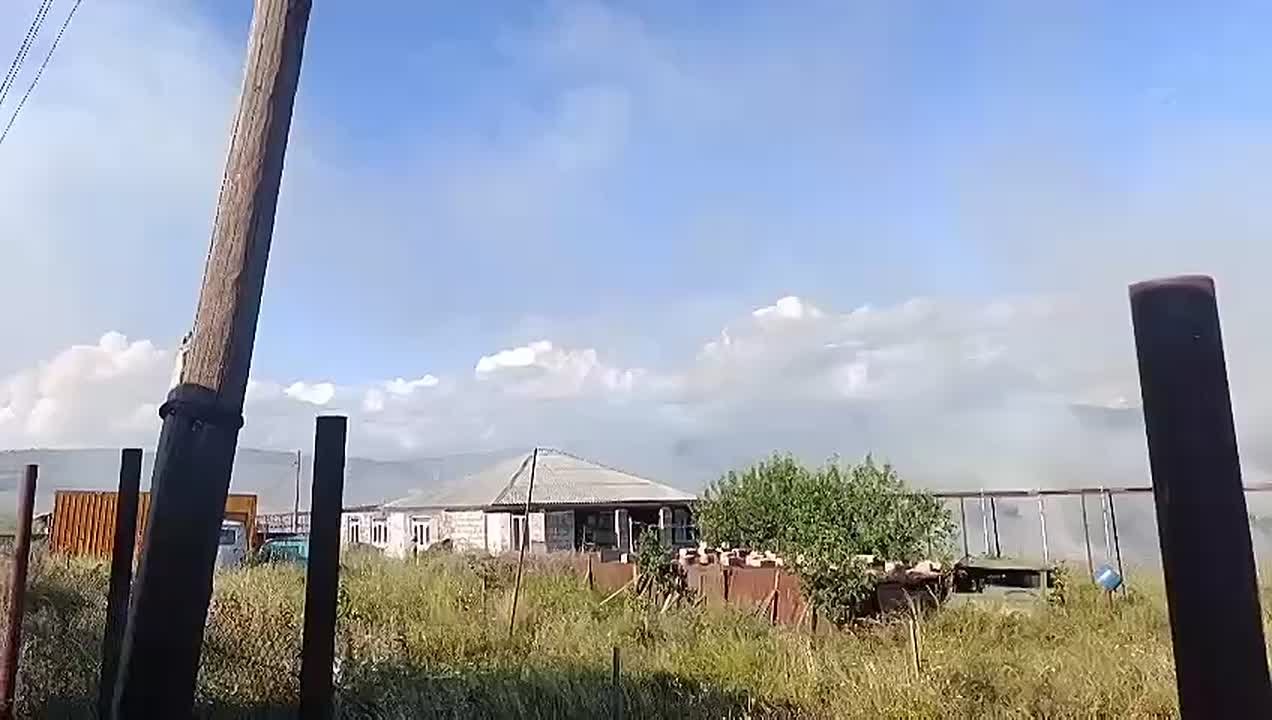 Пожарные МЧС Южной Осетии ликвидировали возгорание сухостоя в селе Тбет Цхинвальского района