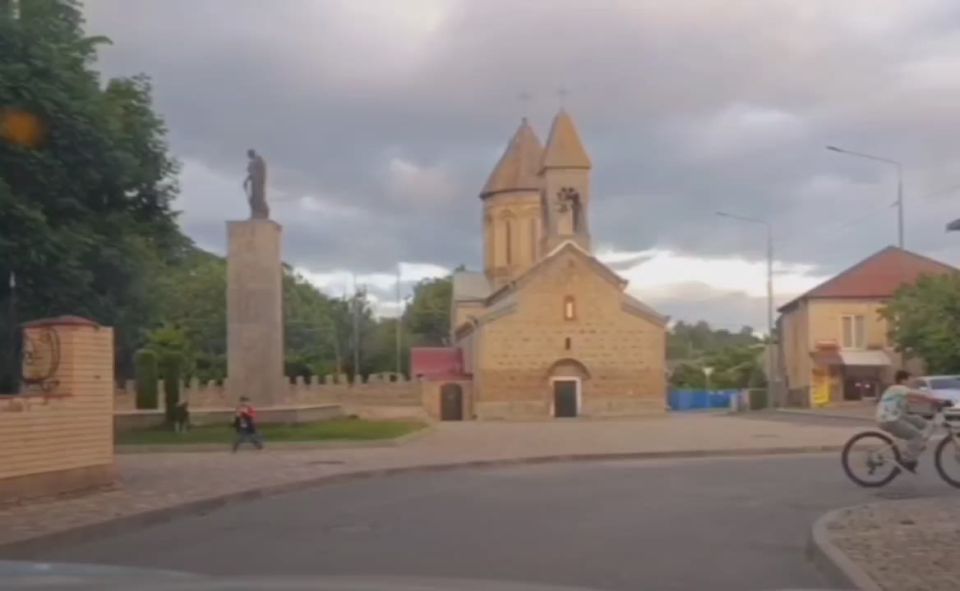 Доброе утро, Осетия!. Четверг, 14 августа, днем температура воздуха +26 °C, ночью — +13 °C. Хорошего дня! Следите за важными событиями в наших социальных сетях: Facebook