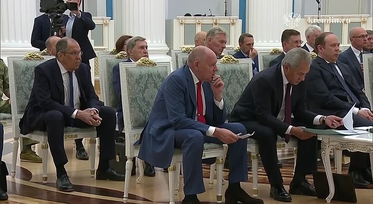 Администрация Трампа предпринимает энергичные усилия по прекращению боевых действий на Украине, заявил Путин на совещании перед саммитом на Аляске