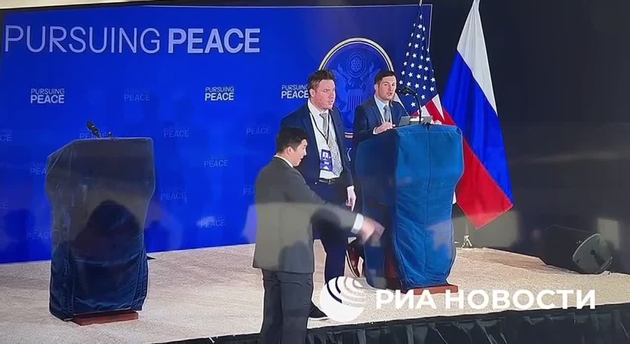 США определили в качестве слогана встречи Путина и Трампа на Аляске "В погоне за миром", разместив его на баннере, передает корреспондент РИА Новости