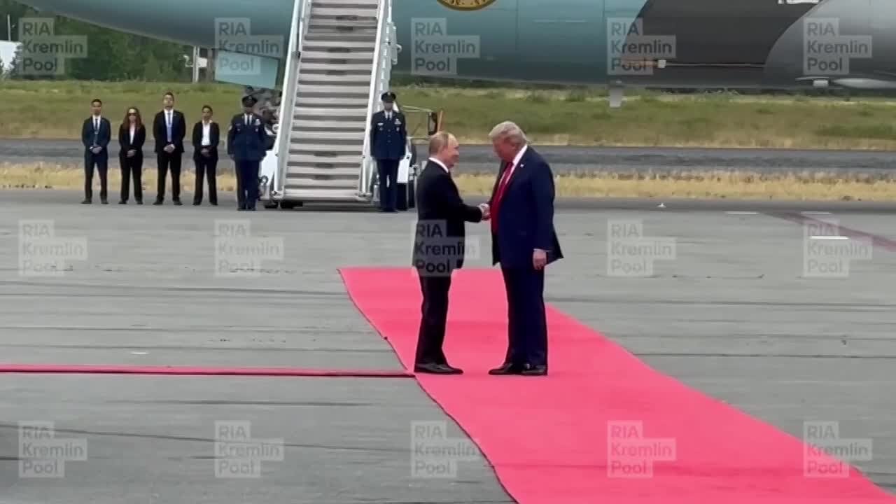Трамп лично встретил Путина на Аляске