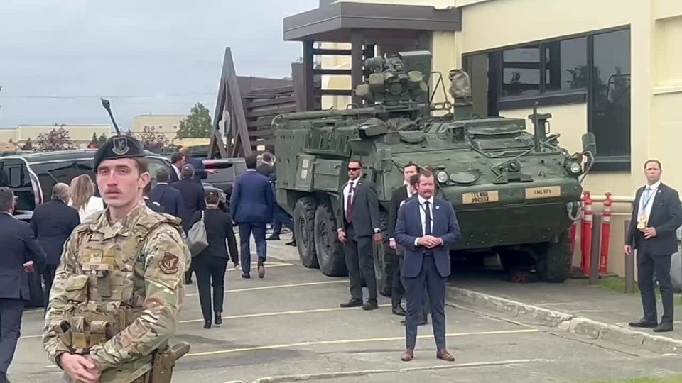 СМИ сообщают, что встречу Путина и Трампа охраняют снайперы, бронетранспортеры и сотни сотрудников спецслужб