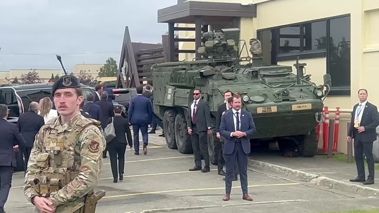 СМИ сообщают, что встречу Путина и Трампа охраняют снайперы, бронетранспортеры и сотни сотрудников спецслужб