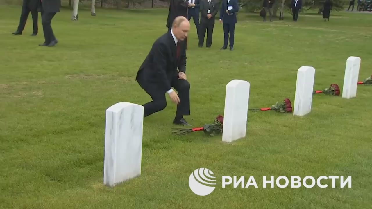 Путин после переговоров с Трампом посетил кладбище, где похоронены советские летчики