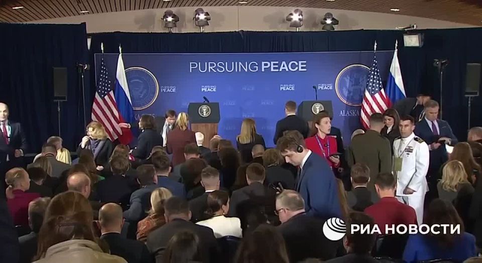 Кадры подготовки к пресс-конференции Путина и Трампа, которая скоро начнется