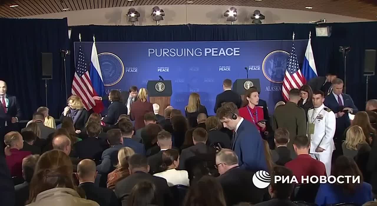 Кадры подготовки к пресс-конференции Путина и Трампа, которая скоро начнется