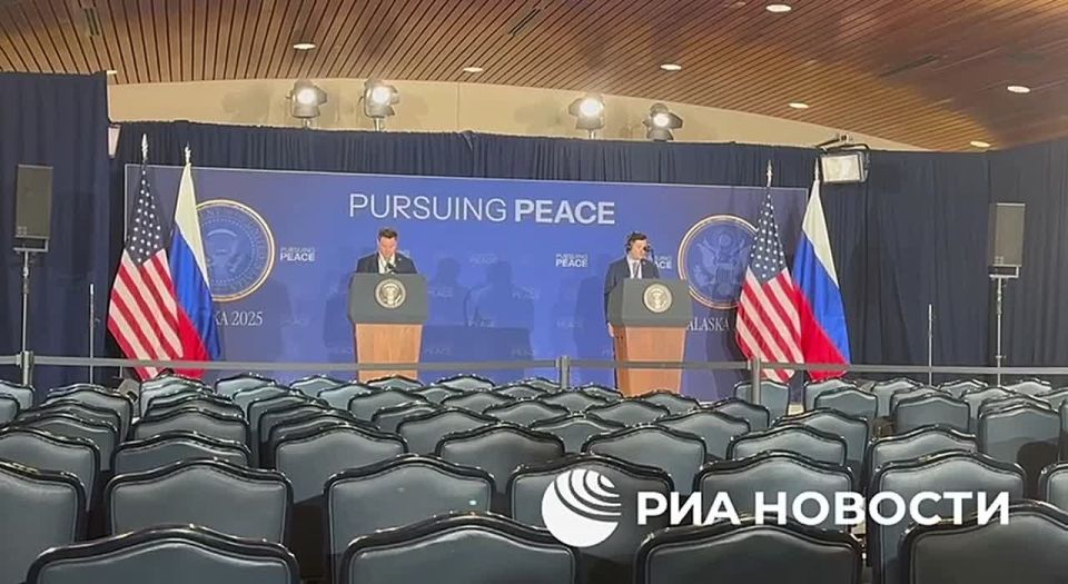 На Аляске готовятся к пресс-конференции Путина и Трампа, передает корреспондент РИА Новости