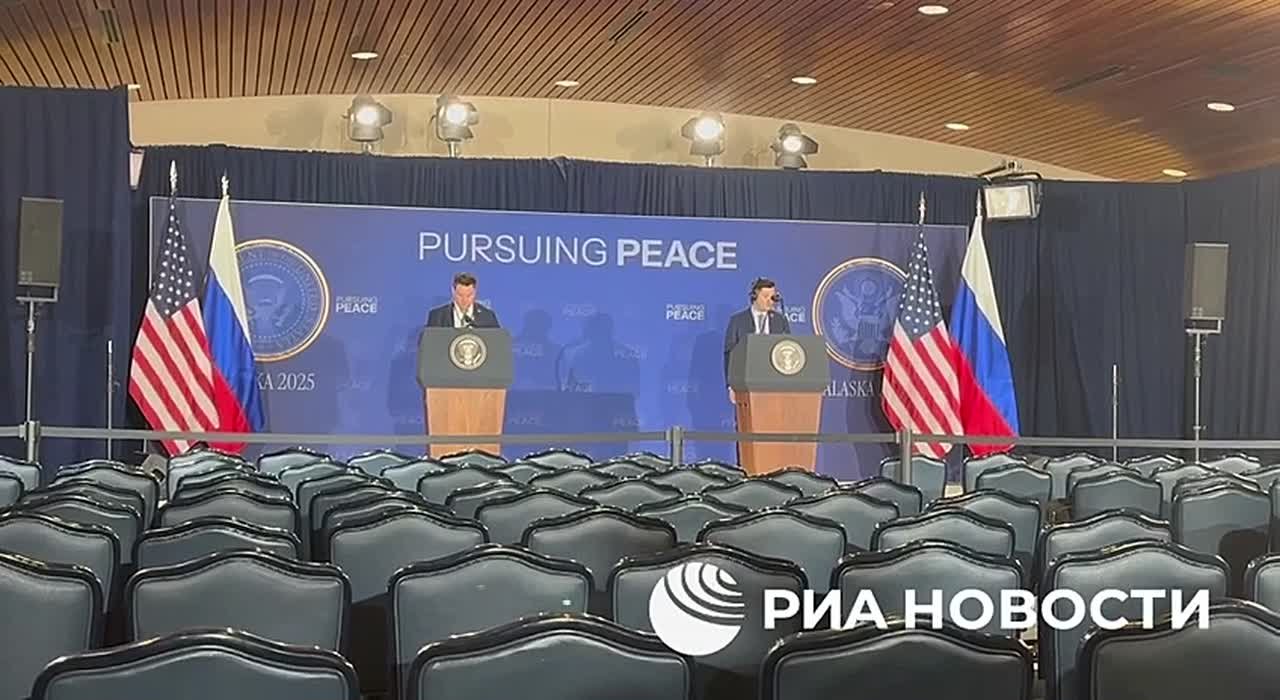 На Аляске готовятся к пресс-конференции Путина и Трампа, передает корреспондент РИА Новости