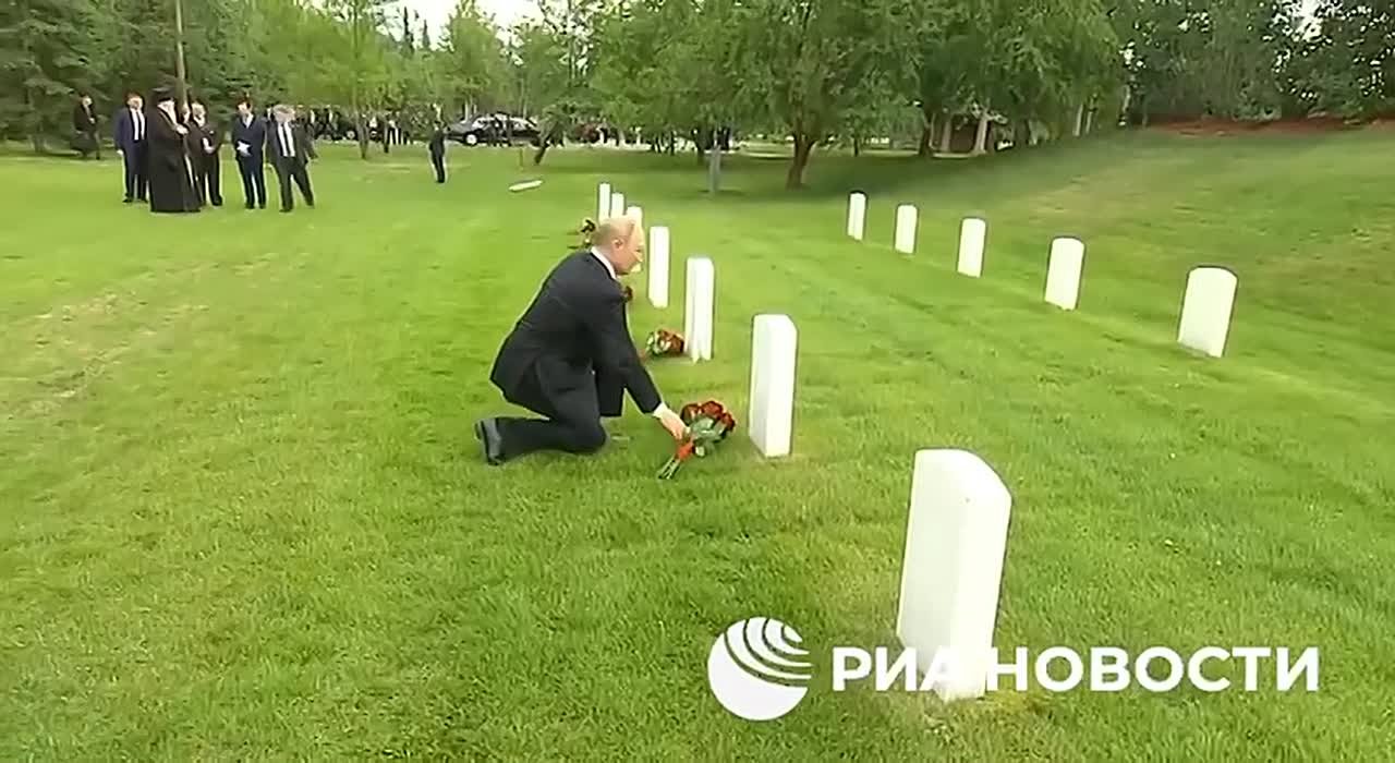 Владимир Путин после встречи с Дональдом Трампом возложил цветы к могилам советских летчиков на Аляске