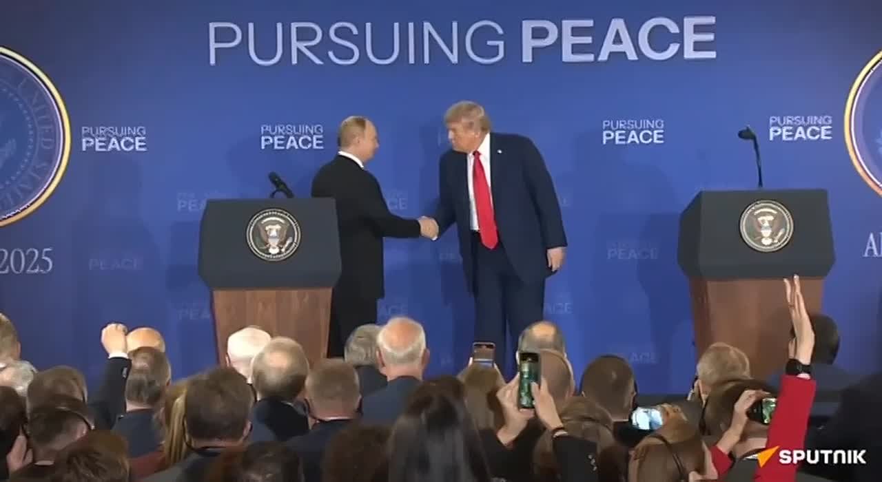 Путин и Трамп завершили свою пресс-конференцию после саммита в Анкоридже рукопожатием