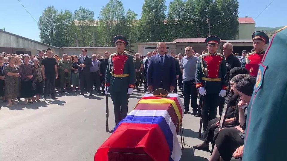 В Цхинвале простились с Ацамазом Джиоевым: героем, отцом и надежным другом