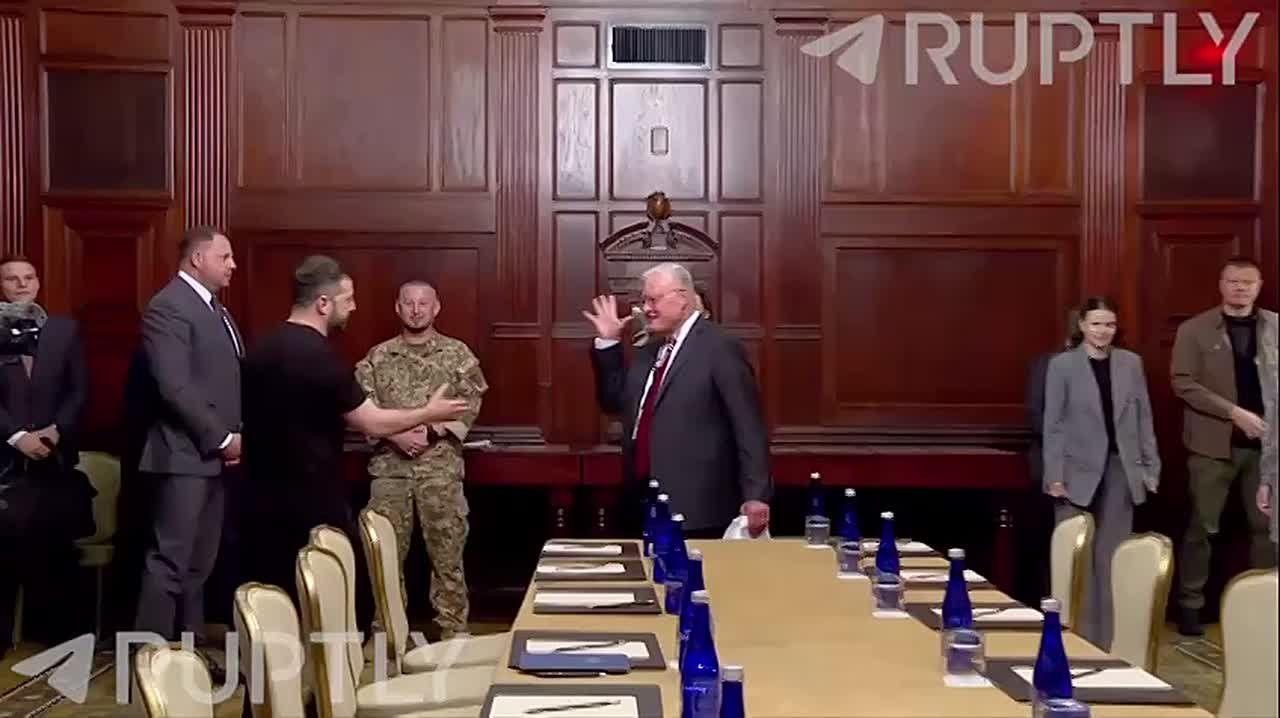 Зеленский пришел в простой чёрной футболке на встречу со спецпосланником Трампа Келлогом в Вашингтоне