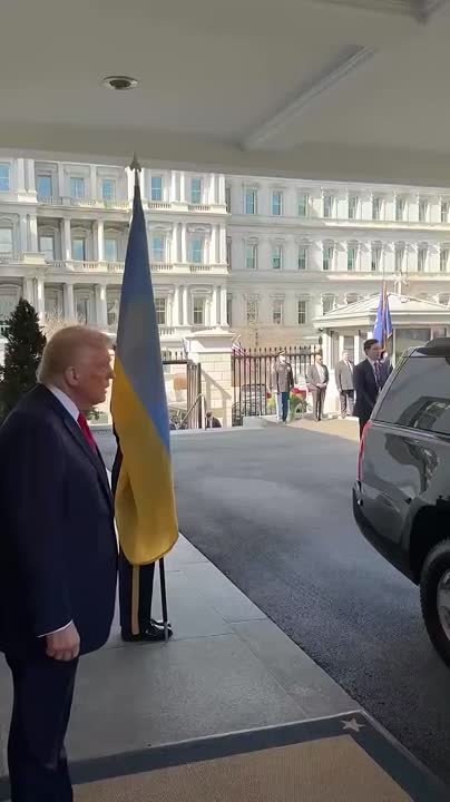 Белый дом уточнял у украинских чиновников, наденет ли Зеленский костюм перед встречей с Трампом, пишет издание Axios