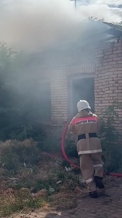 МЧС тушит пожар в нежилом доме по улице Кочиева
