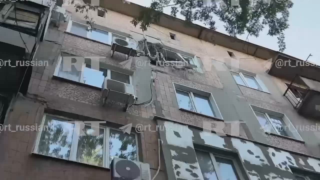 Предварительно, два человека погибли, четверо ранено после удара ВСУ по жилому дому в Енакиево, сообщили RT в оперативных службах ДНР
