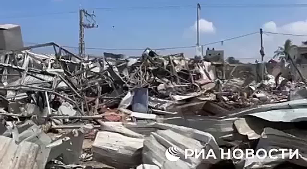 В результате авиаудара Израиля по сектору Газа был полностью разрушен палаточный городок беженцев "Аль-Манасра" в центральной части района