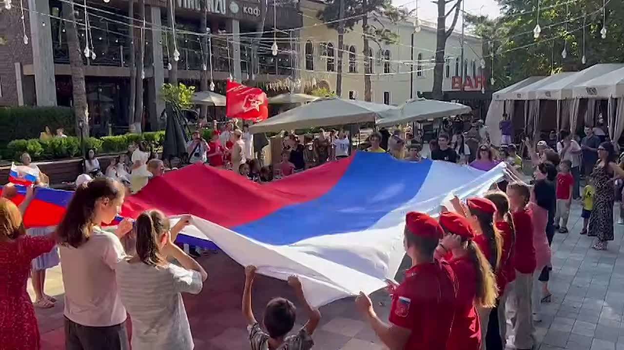 В Цхинвале развернули большой российский триколор в рамках празднования Дня флага России
