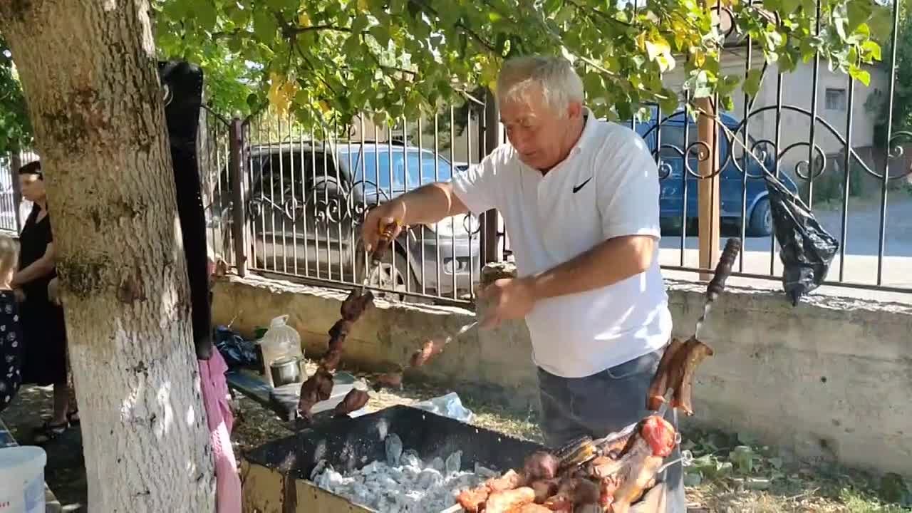 В центральном парке райцентра Знаурского района прошло праздничное мероприятие "Осетинское подворье", приуроченное к предстоящей 26 августа 17-й годовщине признания независимости республики Россией