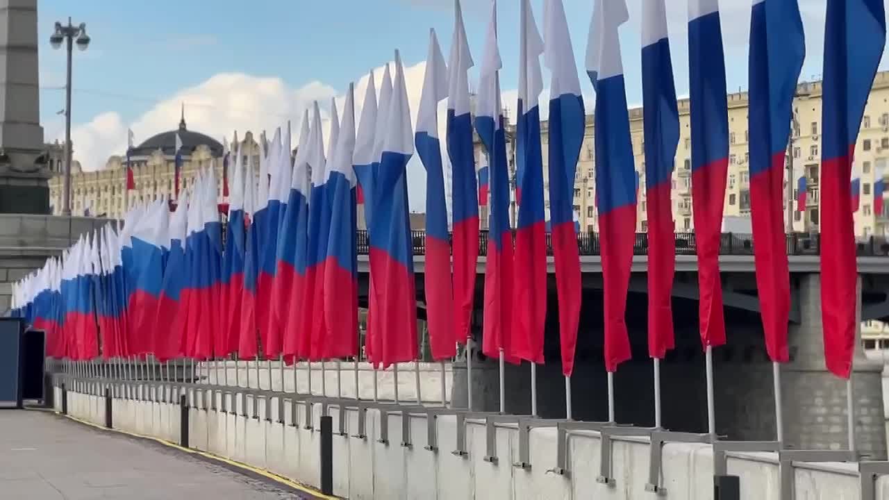 С Днем государственного флага России!