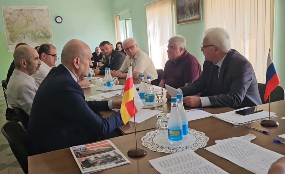 В офисе политической партии "Единство" проходит круглый стол, приуроченный к 17-й годовщине признания независимости Южной Осетии Российской Федерацией