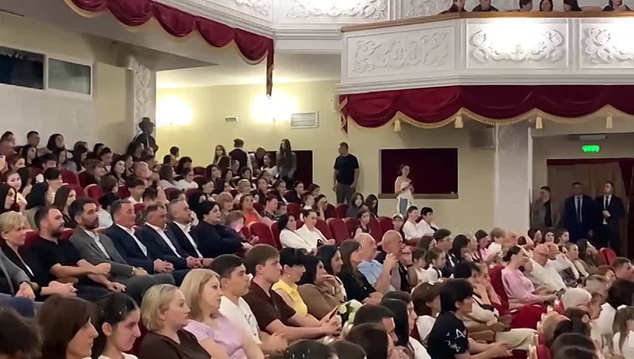 В Цхинвале проходит праздничный концерт Государственного ансамбля песни и танца «Симд» им. Б.Галаева, приуроченный ко Дню признания независимости Южной Осетии Российской Федерацией