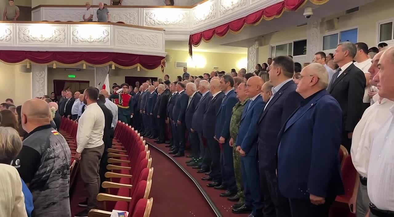 Торжественное собрание в Цхинвале продолжилось праздничной программой