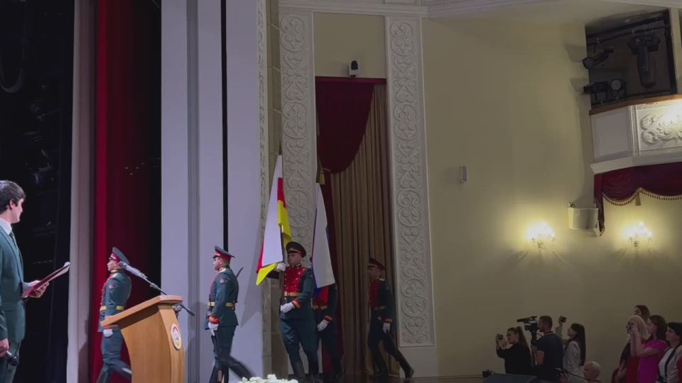 В Цхинвале проходит торжественное собрание в честь 17-й годовщины признания независимости Южной Осетии Россией