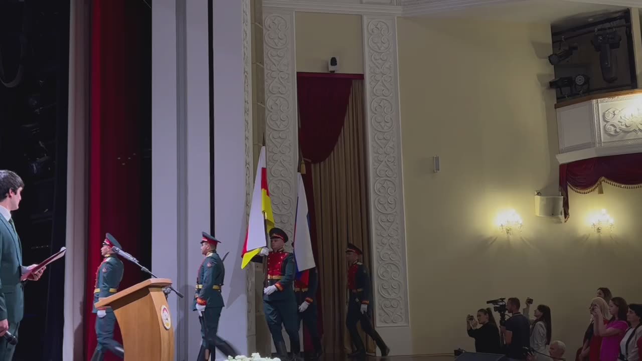 В Цхинвале проходит торжественное собрание в честь 17-й годовщины признания независимости Южной Осетии Россией