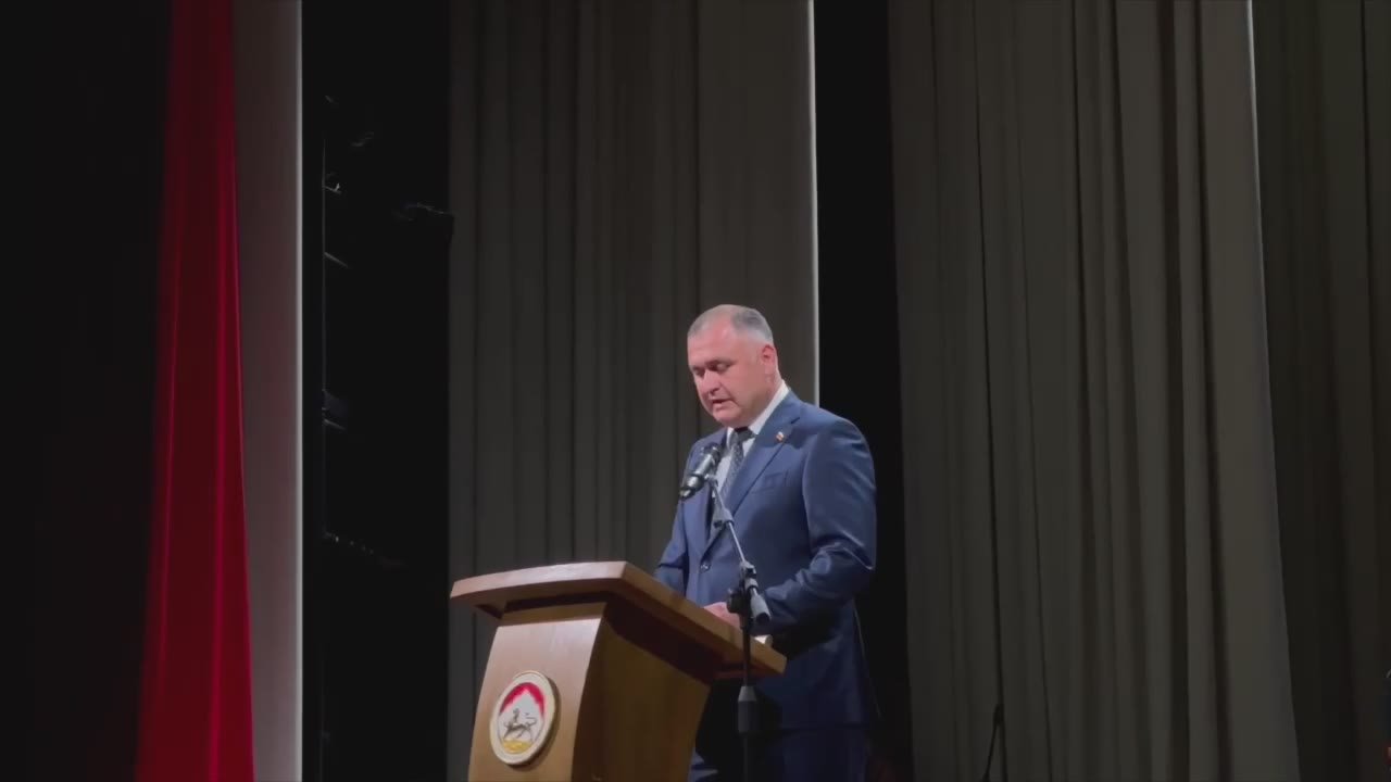 В этот день общенародного торжества считаю своим долгом вновь высказать слова великой признательности политическому руководству России, принимавшему те великие исторические решения в августе 2008 года, — президент Алан..