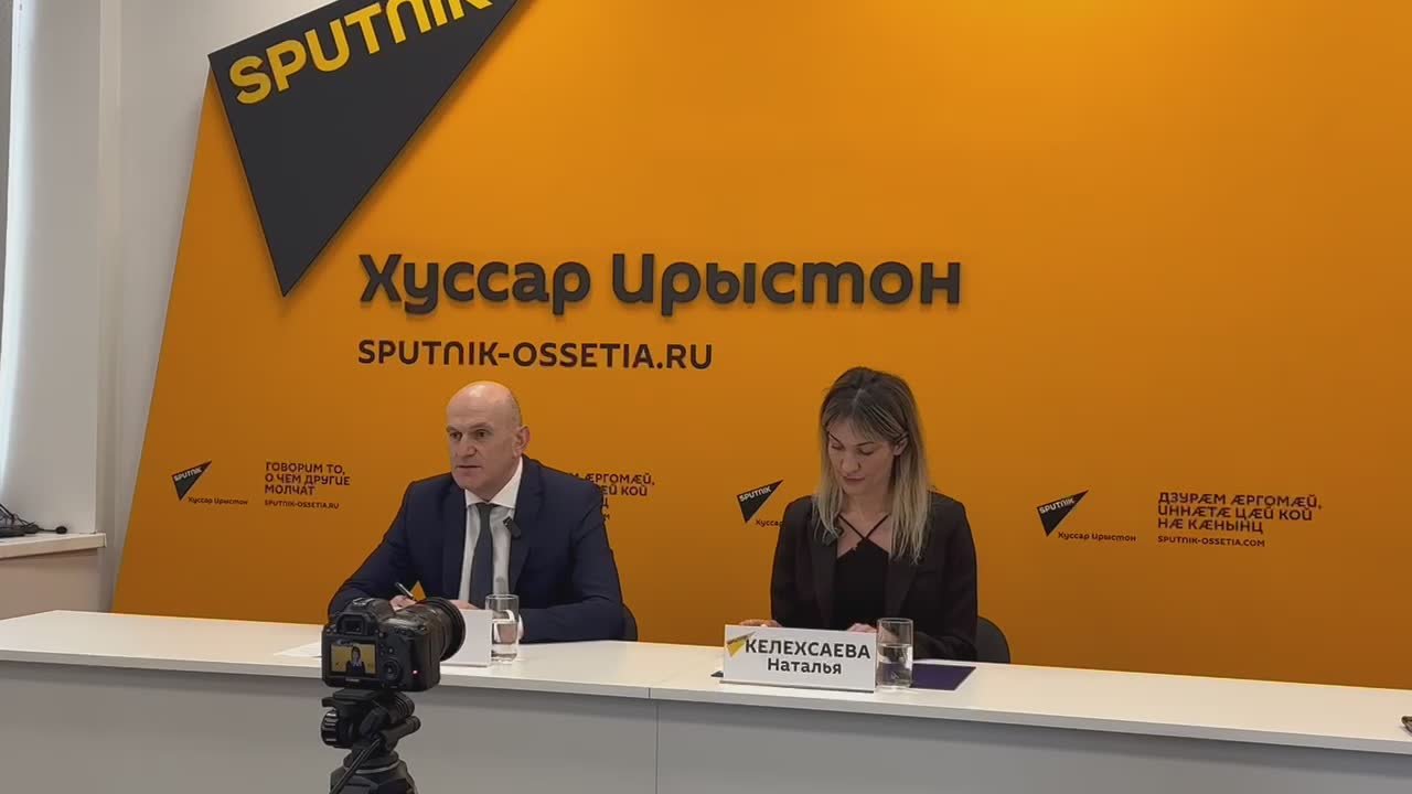 В пресс-центре Sputnik Южная Осетия проходит видеомост, который связывает Цхинвал, Сухум и Москву