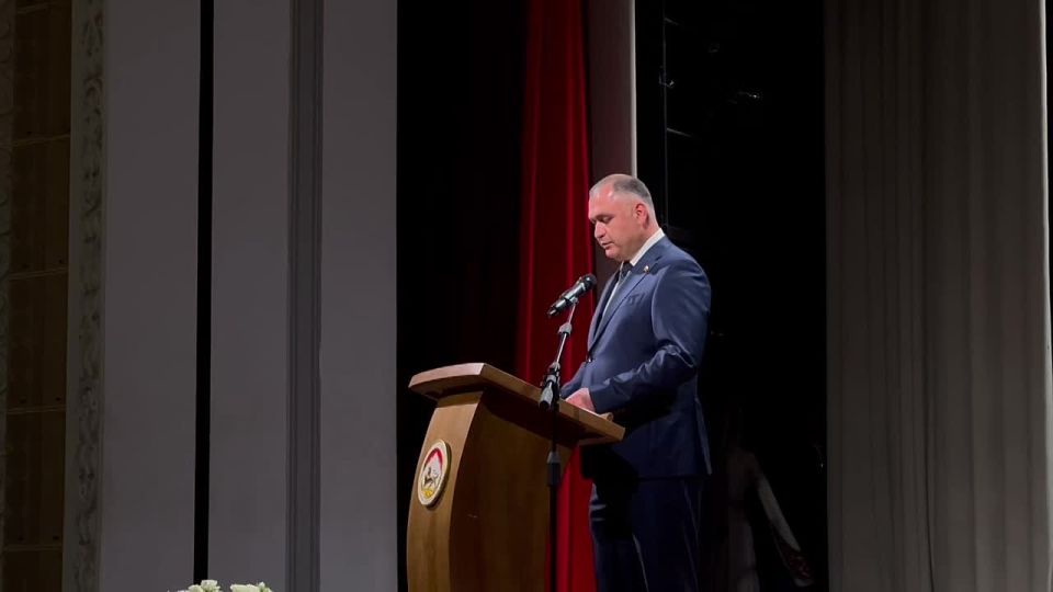 Президент объявил минуту молчания в память о тех, кто отдал свои жизни за мирное небо