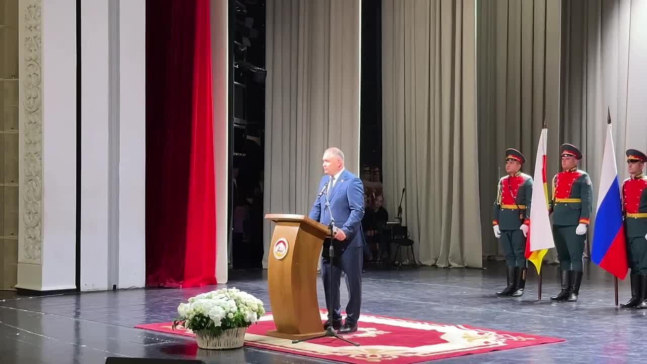 Дмитрий Медведев передал всему народу Южной Осетии слова огромной поддержки и поздравления с сегодняшним знаменательным днем