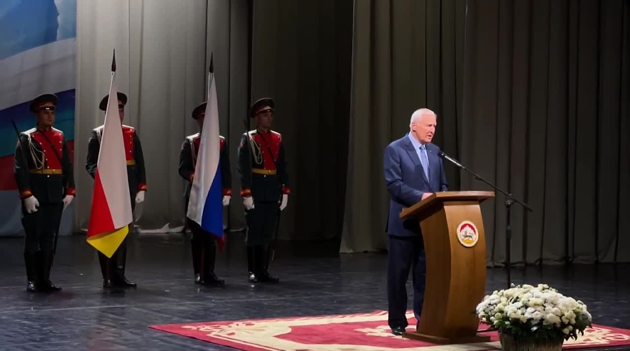 Наш народ един с Российской Федерацией - Леонид Тибилов
