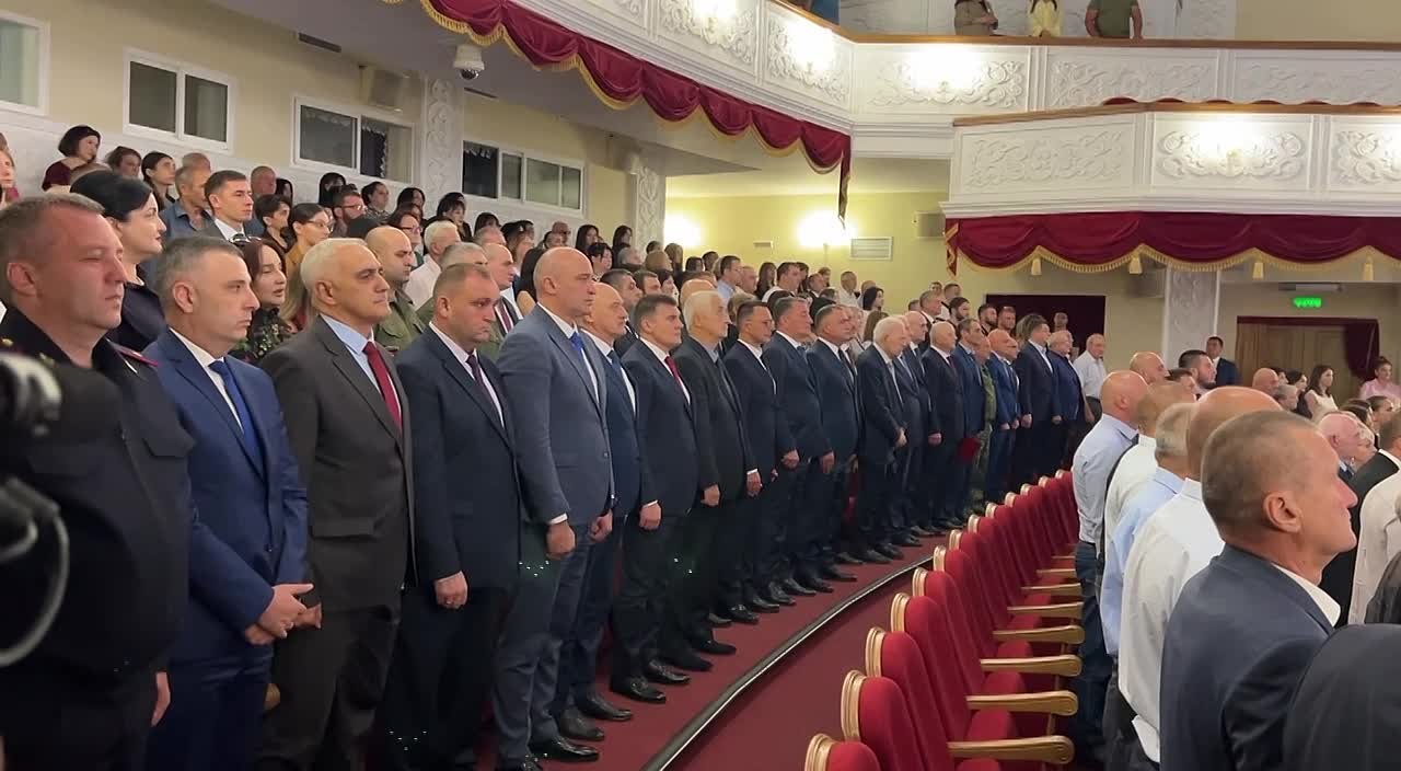В Государственном драматическом театре проходит торжественное собрание