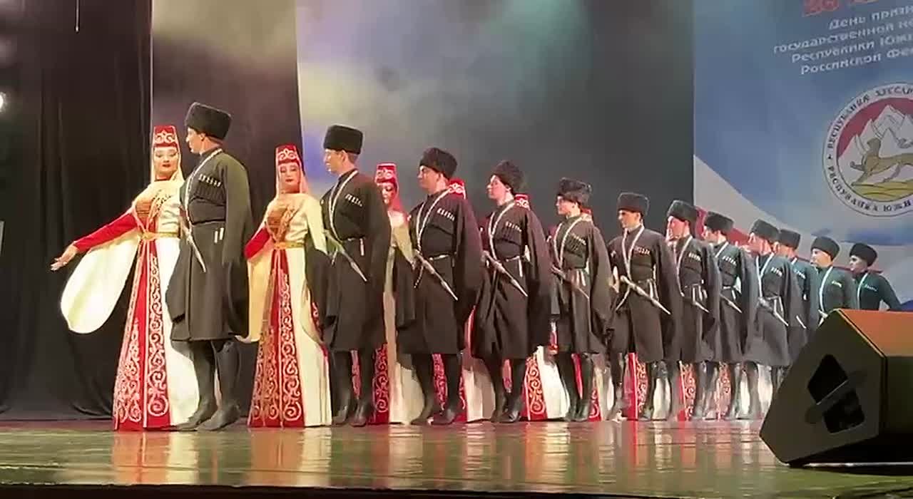 В Цхинвале проходит первый в этом сезоне сольный концерт Государственного ансамбля песни и танца "Симд"