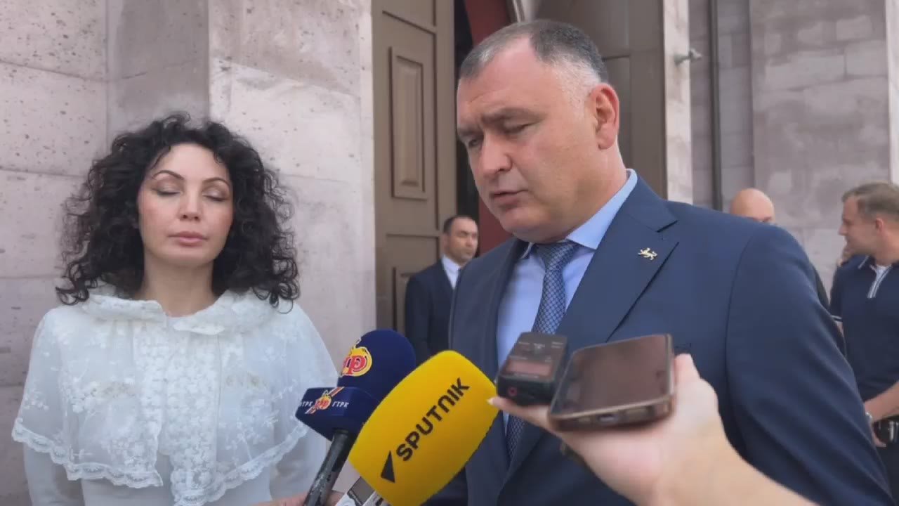 «Сегодня большой праздник и я хотел бы всех поздравить с этим днём. К нам приехали наши друзья, привезли нам ценные подарки, помолились за наш народ. Я бы тоже хотел поздравить всех верующих как Осетии, так и России с..
