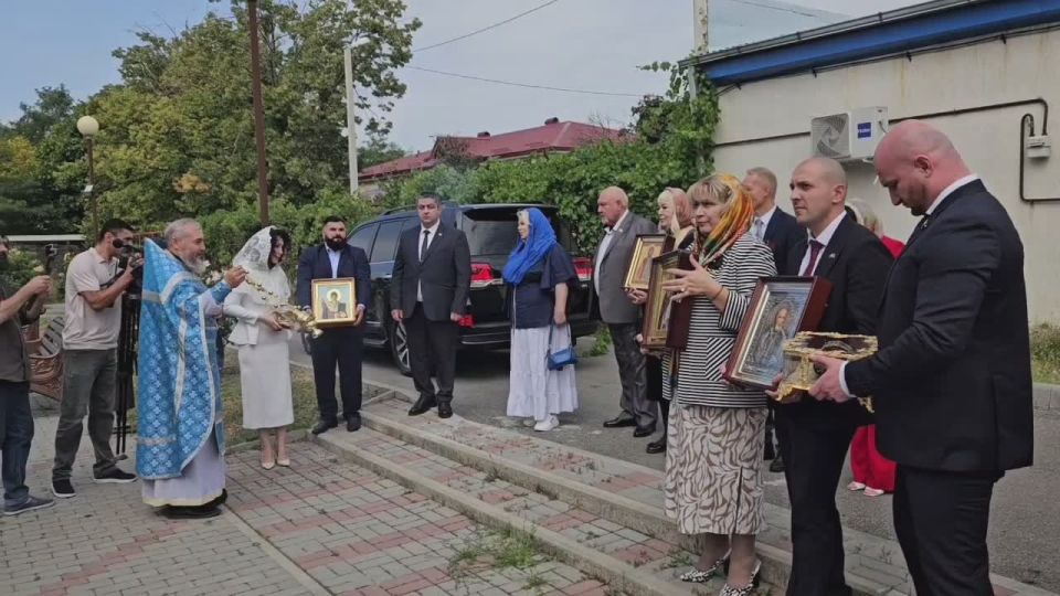 Делегация Мосгордумы преподнесла храму Пресвятой Троицы церковные реликвии и уникальные святыни