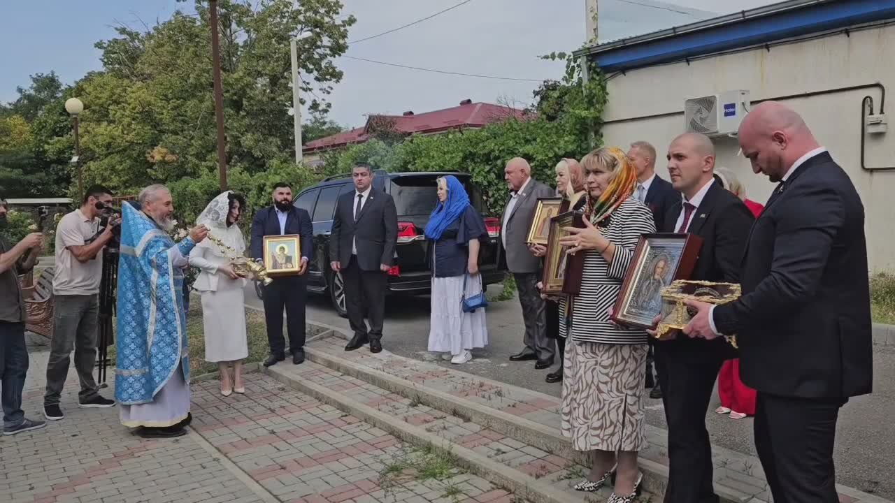 Делегация Мосгордумы преподнесла храму Пресвятой Троицы церковные реликвии и уникальные святыни