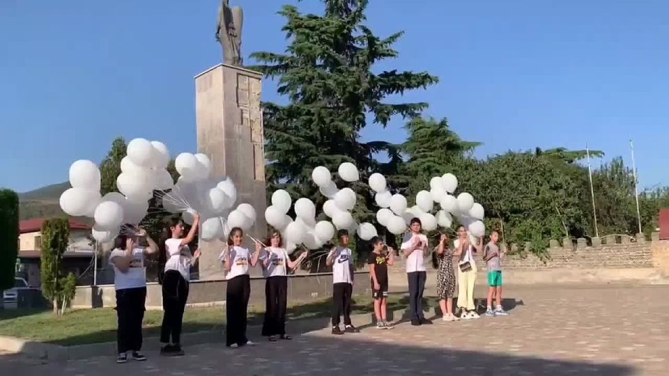 В память о тех, кто пропал без вести, школьники Южной Осетии выпустили в небо белые воздушные шары