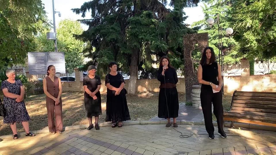 Заместитель руководителя представительства Международного комитета Красного Креста (МККК) Ванда Болотаева обратилась ко всем с призывом проявить солидарность с семьями, чьи близкие пропали без вести