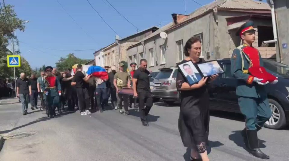 В Южной Осетии состоялась траурная церемония прощания с Григорием Цховребовым, бойцом с позывным «Гриня», героически погибшим при исполнении воинского долга в ходе специальной военной операции